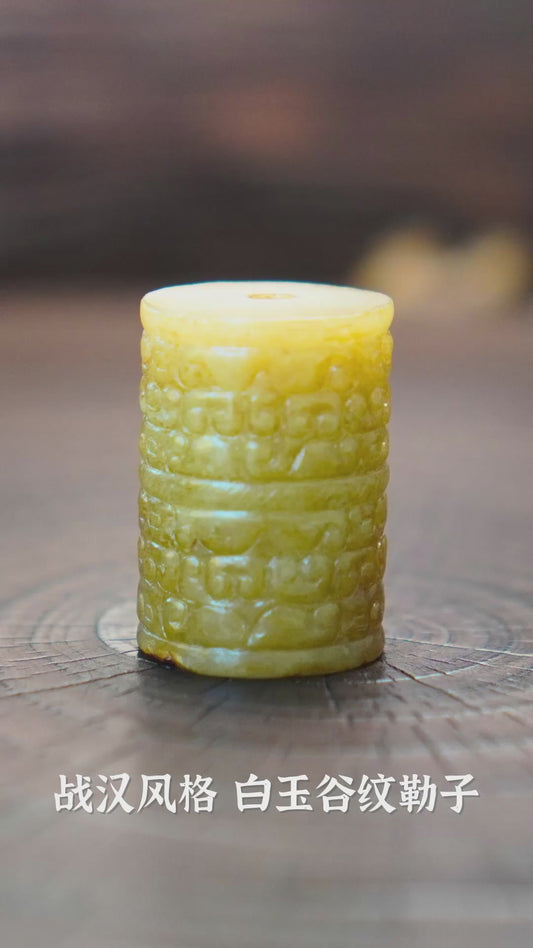 White jade buckle with grain pattern in the style of the Warring States and Han Dynasties